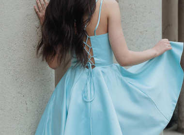 Valkoinen vai värikäs rippimekko?